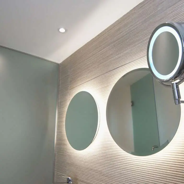 Detalle de trabajo de microcemento para baño